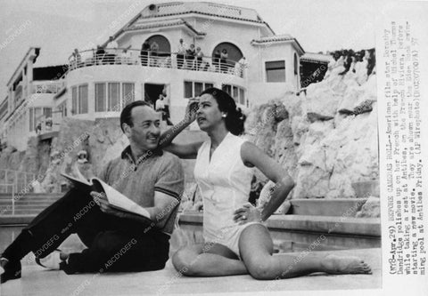 candid Dorothy Dandridge brushing up on her French 12878-33