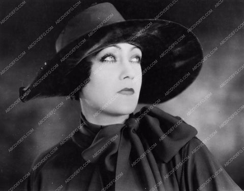 Gloria Swanson beautiful headshot in lovely hat 75-01