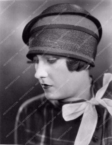 Gloria Swanson beautiful headshot in lovely hat 75-02