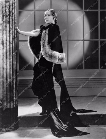 Gloria Swanson beautiful full body fashion portrait 75-27