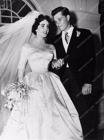 news photo Elizabeth Taylor marries Conrad Hilton 83-12