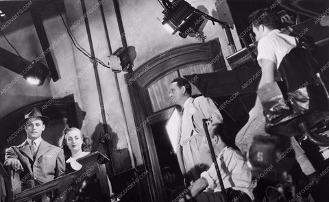 candid Alan Curtis Joan Crawford behind scenes MGM film Mannequin 89-37