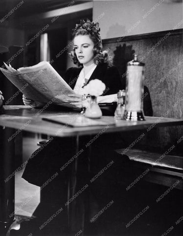 Judy Garland reading newspaper 113-20