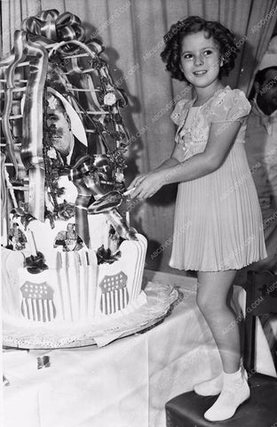 news photo candid Shirley Temple cutting her Birthday cake 173-03