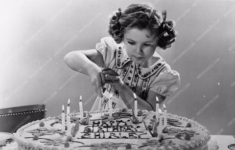 Shirley Temple cutting birthday cake 173-10