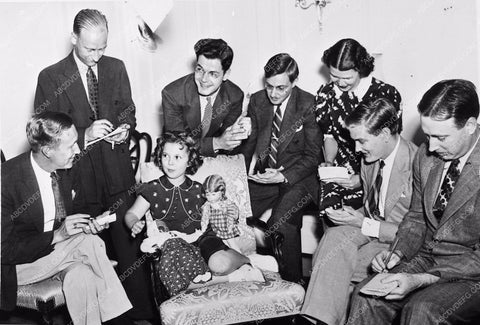 news photo Shirley Temple gives interview to the press at home 173-15