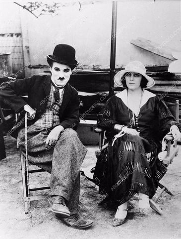 news photo Charlie Chaplin visits with Raquel Meller on set 330-24