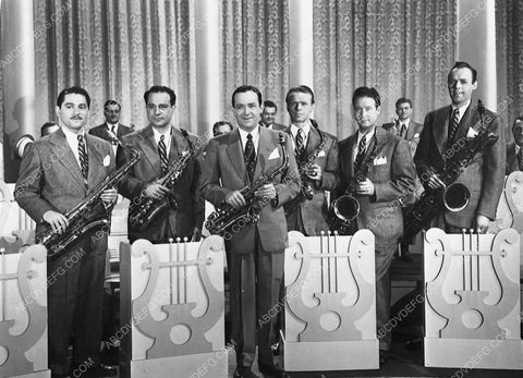 Jimmy Dorsey and his orchestra film Four Jills in a Jeep 337-04