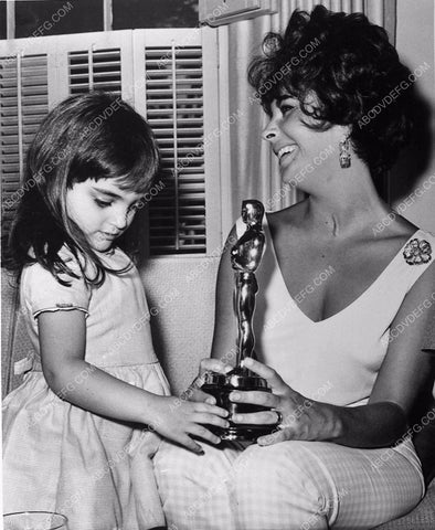 news photo candid Elizabeth Taylor at home w her new Oscar Statue 338-16