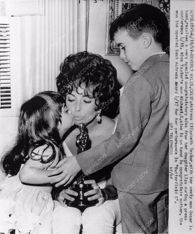 news photo candid Elizabeth Taylor at home w her new Oscar Statue 338-17