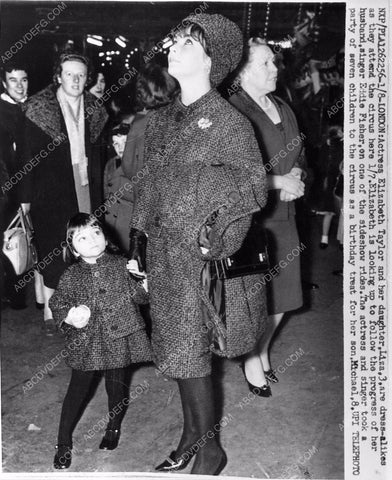 news photo Elizabeth Taylor and daughter in matching clothes go to the Circus 338-18