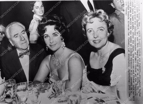 news photo candid Elizabeth Taylor out dinner with her parents 338-23