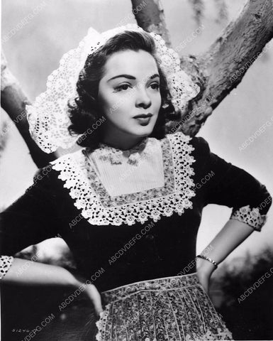 Kathryn Grayson in costume film 7 Sweethearts 347-32