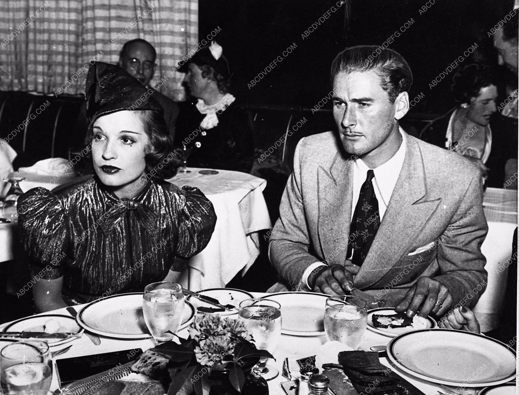 Candid Hollywood Errol Flynn & Wife Lili Damita Dining Out 400-36 