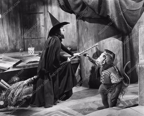 Margaret Hamilton and flying monkey film The Wizard of Oz 425-30