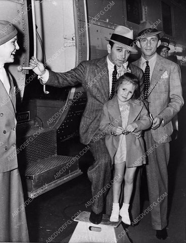 news photo George Raft and daughter maybe getting on the train 475-36