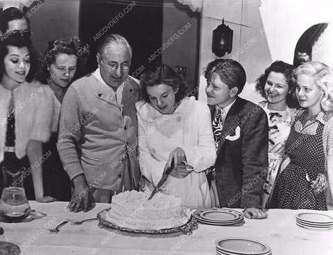 Ann Rutherford Louis B Mayer Mickey Rooney watch Judy Garland cut her birthday cake 489-07