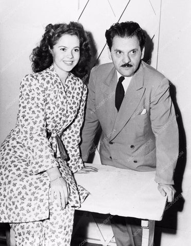 candid photo Shirley Temple behind the scenes 561-03