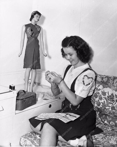 candid photo Shirley Temple before there was Barbie playing with dolls 561-04