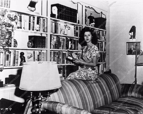 cool candid photo of Shirley Temple at home 561-08