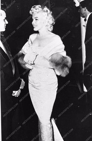 candid Marilyn Monroe at some event 584-31