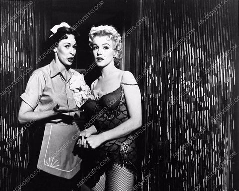 Marilyn Monroe and cast member film Bus Stop 654-04