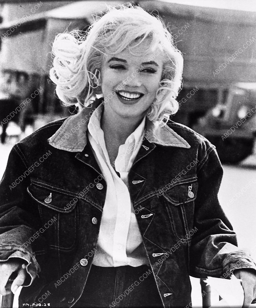 candid Marilyn Monroe in jean jacket on set The Misfits 654-07