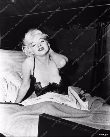 Marilyn Monroe in bed Some Like It Hot 655-02