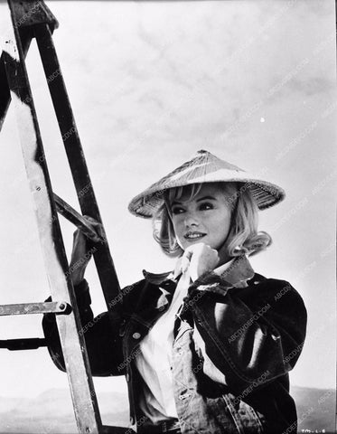 candid Marilyn Monroe behind the scenes The Misfits 655-12