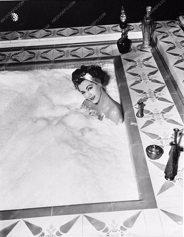 Maria Montez in the bathtub 655-25