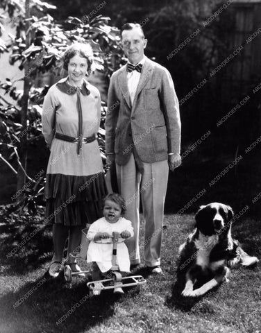 Stan Laurel his wife and daughter Lois at home candid 666-14