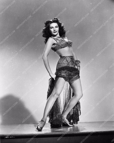 sexy legart Yvonne De Carlo showgirl portrait 666-35