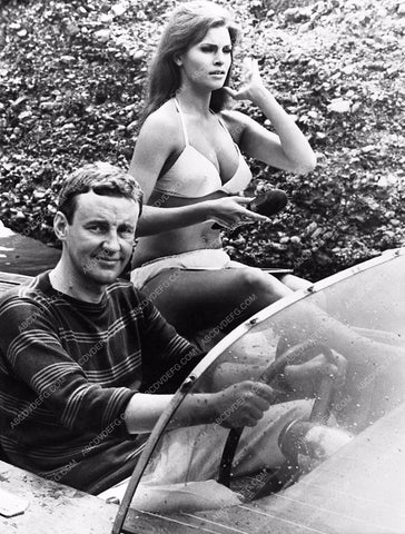 Raquel Welch sexy in bikini film Fathom 680-05