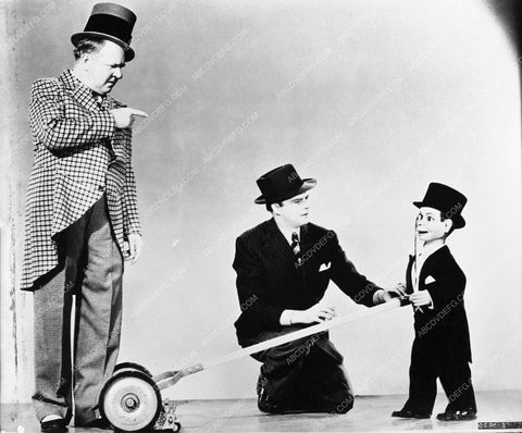 Edgar Bergen oversees Charlie McCarthy W.C. Fields war continues 680-32