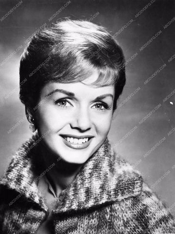 portrait Debbie Reynolds in sweater 682-35