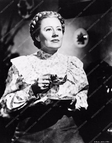 portrait Irene Dunne with tea cup I Remember Mama 683-03