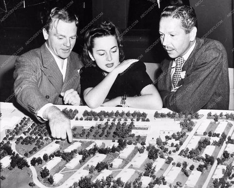 James Cagney Olivia de Havilland Roger Pryor candid 708-24