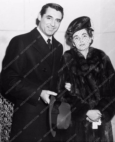 fantastic candid Cary Grant and wife Barbara Hutton at theater 711-31