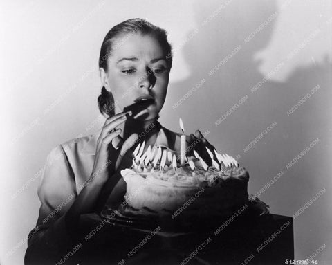 Eleanor Parker and a birthday cake 726-08