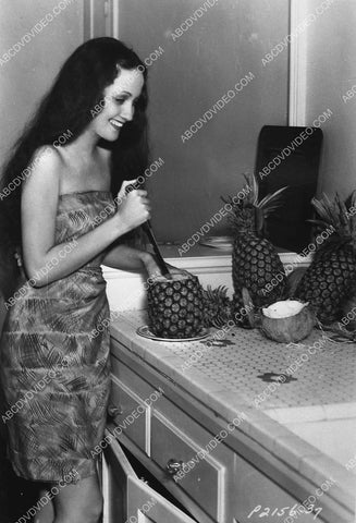 Dorothy Lamour on set film Hurricane cutting up some pineapple 734-22