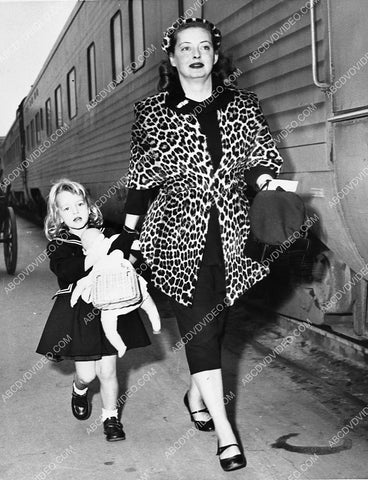 Bette Davis and her daughter at the train station 734-35