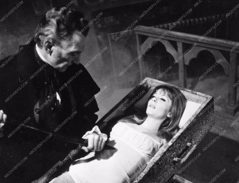 Peter Cushing ready to stake Ingrid Pitt film The Vampire Lovers 735-25