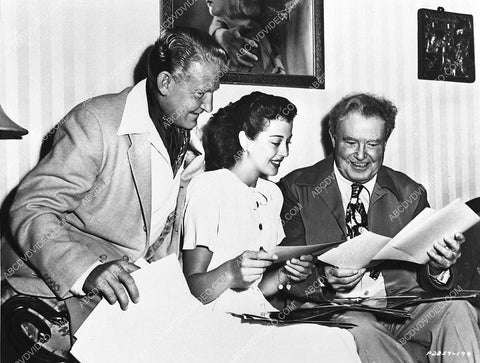 candid William Farnum Gail Russell looking at photographs 755-17