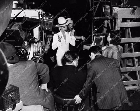 candid Lana Turner behind the scenes MGM Studios 765-10
