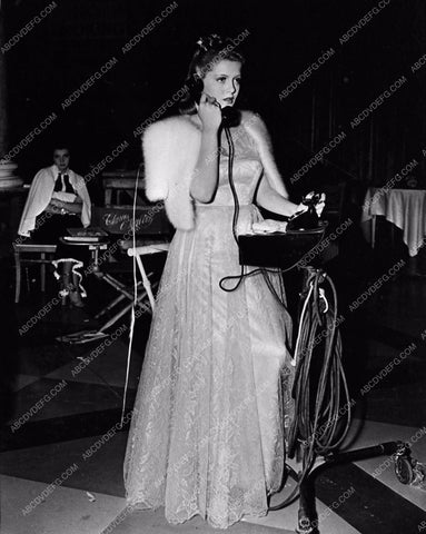 candid Lana Turner behind the scenes MGM Studios 765-11