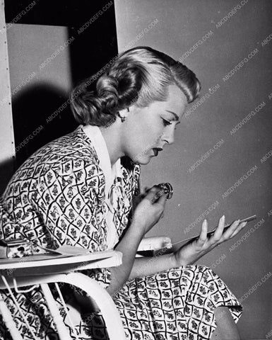 candid Lana Turner behind the scenes MGM Studios 765-12