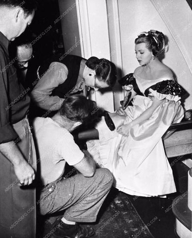 candid Lana Turner behind the scenes MGM Studios 765-13