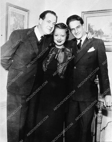 candid Alan Dinehart w wife Mozelle Britton and son 769-27