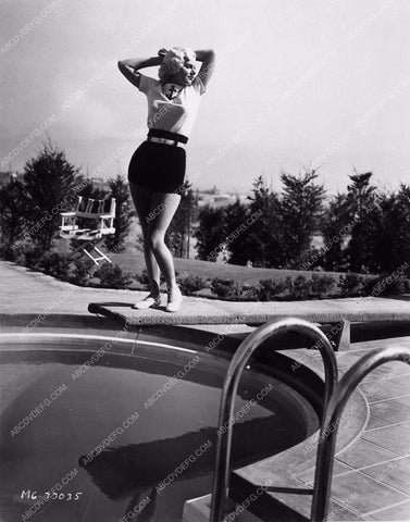 candid Jean Harlow at home by the swimming pool 779-20