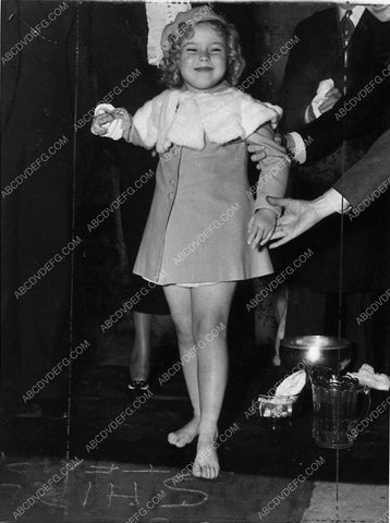 news photo Shirley Temple feet in cement Grauman's Chinese Theatre 805-10